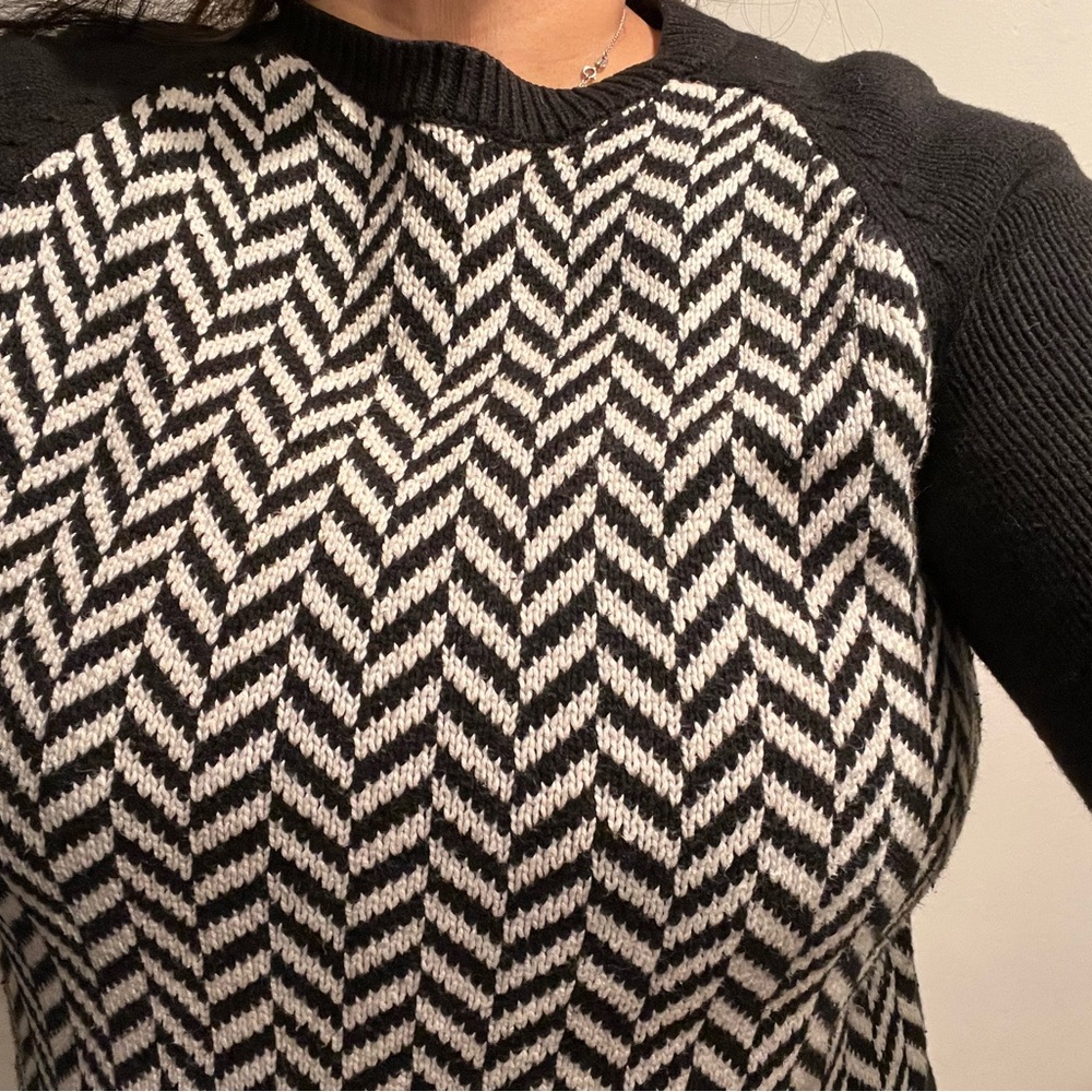 MICHAEL KORS Herringbone Sweater Chevron Pattern Optical Illusion Black & White